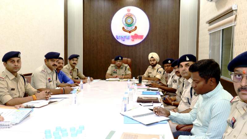 एसएसपी सरगुजा की क्राइम मीटिंग में लंबित मामलों की समीक्षा : अपराध नियंत्रण पर जोर, सुशासन तिहार को लेकर कानून व्यवस्था सुधारने दिए निर्देश,