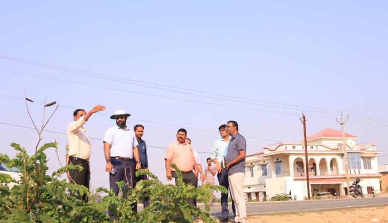 जशपुर कलेक्टर ने बगिया में मिनी स्टेडियम और साइंस पार्क बनाने के लिए चिन्हांकित स्थल का निरीक्षण किया