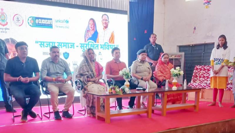 ‘सजग समाज-सुरक्षित भविष्य’ की ओर जशपुर का ऐतिहासिक कदम : यूनिसेफ और पुलिस की साझेदारी में साइबर योद्धाओं ने ग्रामीण भारत में डिजिटल जागरूकता की नई अलख जगाई