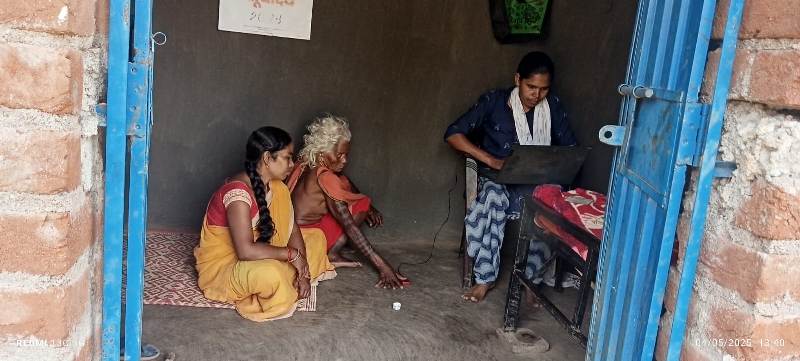 जशपुर : बीसी सखी रीना रोजाना लगभग 30 हजार की राशि निकासी कर प्रदान कर रही है हितग्राहियों को