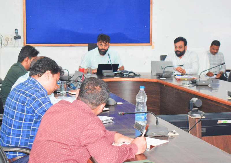 जशपुर कलेक्टर ने प्रधानमंत्री ग्राम सड़क योजना, मुख्यमंत्री ग्राम सड़क योजना,गृह निर्माण मंडल, सेतु विभाग और सीजीएमएससी के प्रगतिरत कार्यों की समीक्षा की : पूल पुलिया और सड़क के निर्माण कार्य को गंभीरता से पूर्ण करने के दिए निर्देश