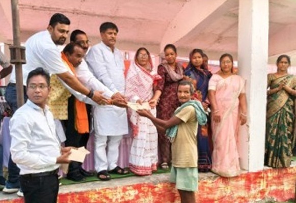 जशपुर : सुशासन तिहार समाधान शिविर में कृषकों को दिया गया किसान क्रेडिट कार्ड, गांव गांव में पहुंच रहा है सुशासन का संदेश