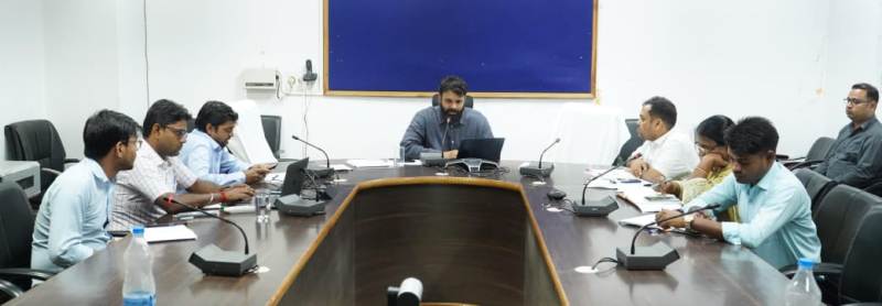 राजस्व विभाग की समीक्षा बैठक : स्थानांतरित कर्मचारी के नवीन पदस्थापना में जॉइन ना करने पर होगी कार्रवाई – कलेक्टर जशपुर