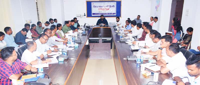 सरकारी स्वास्थ्य व्यवस्था में कसावट लाने जशपुर कलेक्टर का बड़ा फैसला : बिना काम के नहीं मिलेगा वेतन, मनोरा के दंत चिकित्सक का रोका वेतन, सभी बीएमओ को मैदानी निरीक्षण के निर्देश