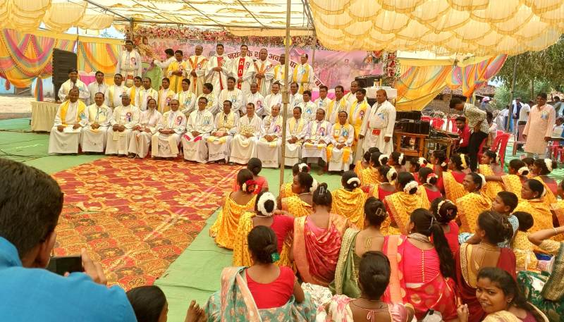 25 मोमबत्तियों की लौ में झलकती ईश्वरभक्ति की रौशनी — फ़ादर प्रफुल बड़ा की पुरोहिताई रजत जयंती पर गांववासियों की ओर से सम्मान का भव्य आयोजन