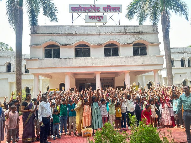 जशपुर : समर कैंप के बच्चों को कलेक्टोरेट कार्यालय का कराया गया भ्रमण, बच्चों को विभिन्न कार्यालयों का अवलोकन भी कराया गया