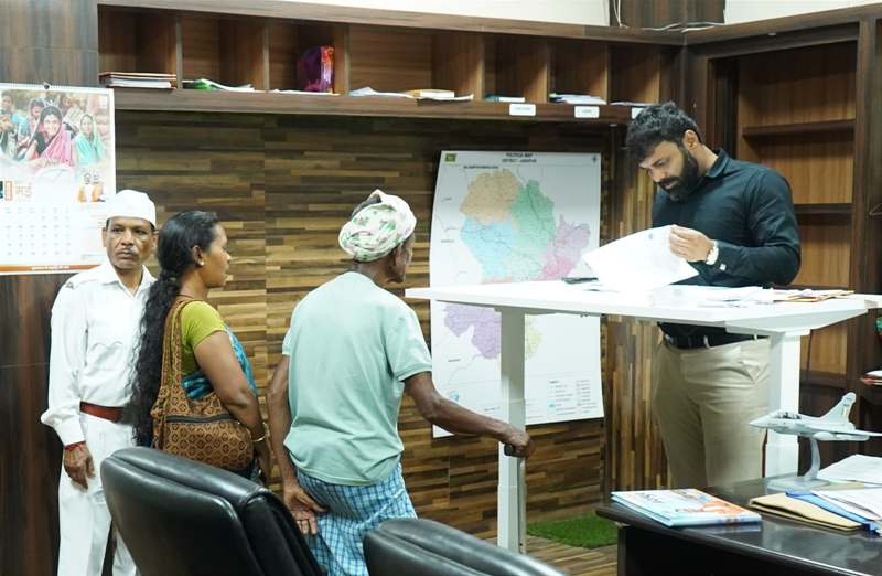 जशपुर : कलेक्टर ने जनदर्शन में प्राप्त आवेदनों का गंभीरता से निराकरण करने के दिए निर्देश