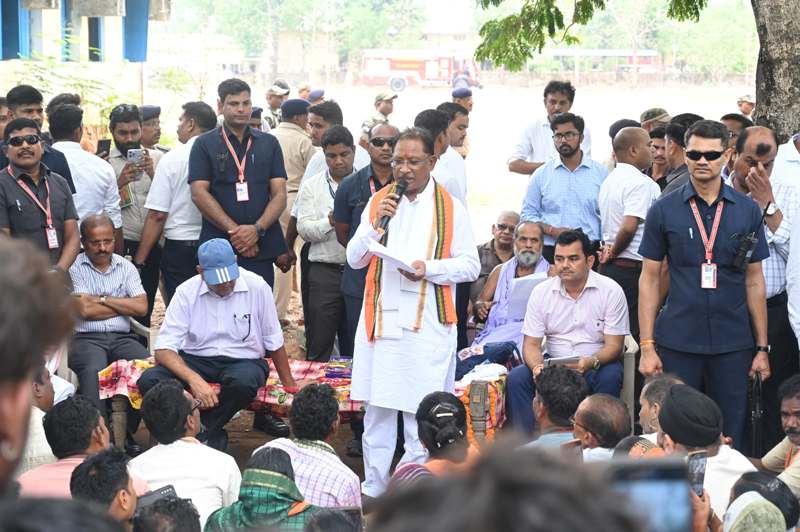 सारंगढ़-बिलाईगढ़ जिले के ग्राम कनकबीरा में उतरा मुख्यमंत्री विष्णु देव साय का उड़नखटोला : कहा- अपने पूर्व संसदीय क्षेत्र में आपके बीच आकर परिवार सा महसूस कर रहा हूँ