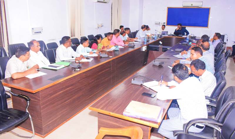 जशपुर : किसानों को आधुनिक ड्रोन के माध्यम से लिक्विड उर्वरक के छिड़काव की दे जानकारी – कलेक्टर