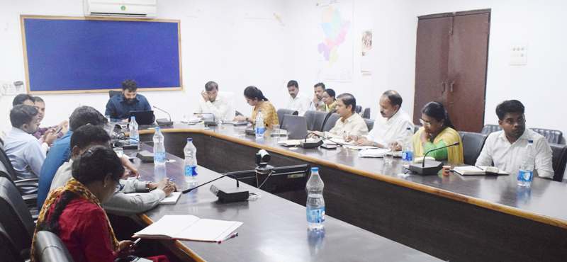 जशपुर : कलेक्टर ने राजस्व अधिकारियों को लंबित प्रकरणों का निराकरण गंभीरता से करने के दिए निर्देश, ग्रामीण सचिवालय में पटवारियों को उपस्थित रहने की सख्त हिदायत