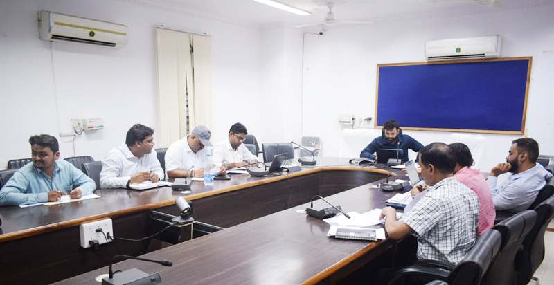जशपुर : कलेक्टर ने ली नगरीय निकायों की समीक्षा बैठक, सुशासन तिहार, पर्यावरण दिवस और आवास योजनाओं पर दिए आवश्यक निर्देश