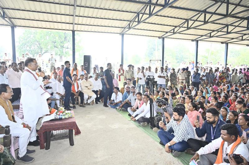 मुख्यमंत्री की चौपाल: कांकेर जिले के मांदरी गांव में उतरा मुख्यमंत्री का उड़नखटोला, ग्रामीणों से आत्मीयता के साथ किया संवाद, हितग्राहियों से की चर्चा