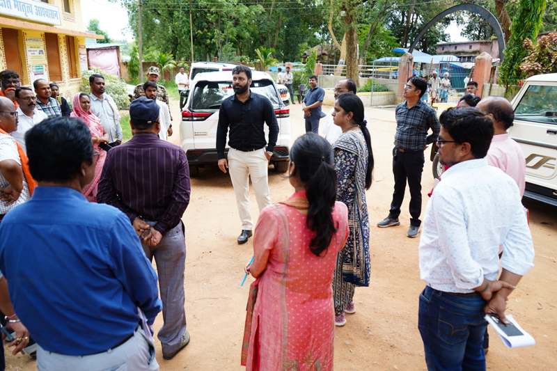 जशपुर : कलेक्टर ने बागबहार प्राथमिक स्वास्थ्य केंद्र का किया निरीक्षण, स्वास्थ्य केन्द्र में रात्रि पाली में भी ड्यूटी लगाने के दिए निर्देश