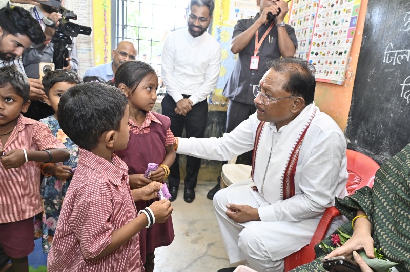 सुशासन तिहार के दौरे पर मुख्यमंत्री अचानक पहुंचे मांदरी गांव के आँगनबाड़ी केंद्र : बच्चों से आत्मीयता से मिले, आंगनबाड़ी की व्यवस्थाओं का लिया जायजा