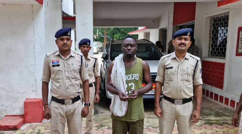 बगैर वीजा पासपोर्ट के अवैध रूप से जशपुर में घूम रहा नाइजीरियन मूल का नागरिक आया पुलिस की गिरफ्त में, विदेशियों विषयक अधिनियम 1946 की धारा 14 के तहत जशपुर पुलिस कर रही है कार्यवाही!