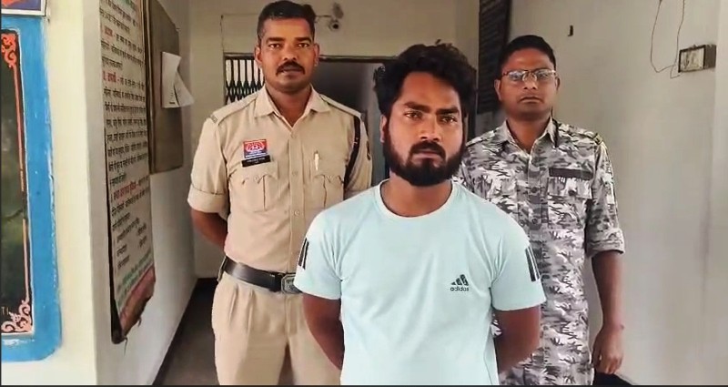 लूटपाट का आरोपी गिरफ्तार : मोटरसाइकिल सवार बदमाशों ने सीतापुर में महिला से की थी 23 हजार की लूट, लूटी गई रकम व वाहन का दस्तावेज जप्त, दूसरा आरोपी भी गिरफ्तार, न्यायालय के समक्ष किया गया प्रस्तुत.