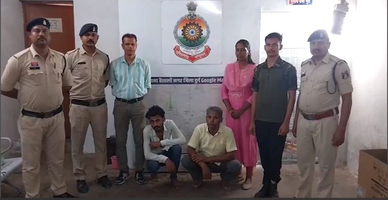 दुर्ग पुलिस ने दिखाई तत्परता : बिहार में ठगी कर दुर्ग पहुंचे आरोपी वैशाली नगर से गिरफ्तार, 5403043/- रुपये की धोखाधड़ी कर छिपे बैठे थे आरोपी, वैशाली नगर पुलिस ने बिहार पुलिस को किया सुपुर्द.