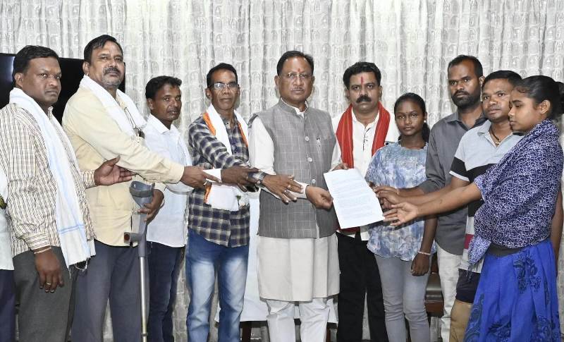 मुख्यमंत्री विष्णु देव साय से नक्सल हिंसा पीड़ितों के प्रतिनिधिमंडल ने की मुलाकात : नक्सल पीड़ितों ने नक्सल उन्मूलन अभियान को मजबूती से आगे बढ़ाने का किया अनुरोध