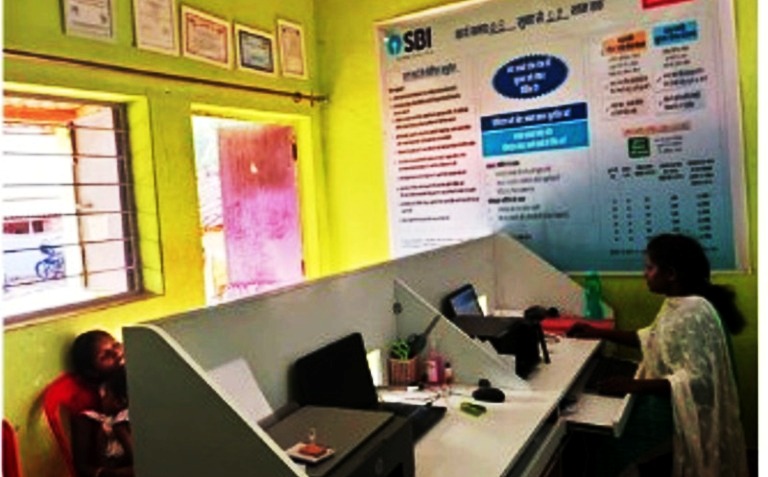 बिहान योजना से बदल रही महिलाओं की तक़दीर : चिड़ोरा की तारा बाई बनी ग्रामीणों की सच्ची सखी, बैंक नहीं, अब तारा बाई है गाँव की नई शाखा, हर महीने 60 लाख का लेन-देन, हज़ारों की कमाई.