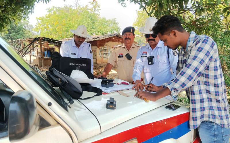 वाहन चेकिंग में अब पारदर्शिता लाएगी जशपुर पुलिस : जशपुर ट्रैफिक पुलिस अब वाहन चेकिंग के दौरान पहनेंगी बॉडी वार्न कैमरा, हर गतिविधि होगी रिकॉर्ड.
