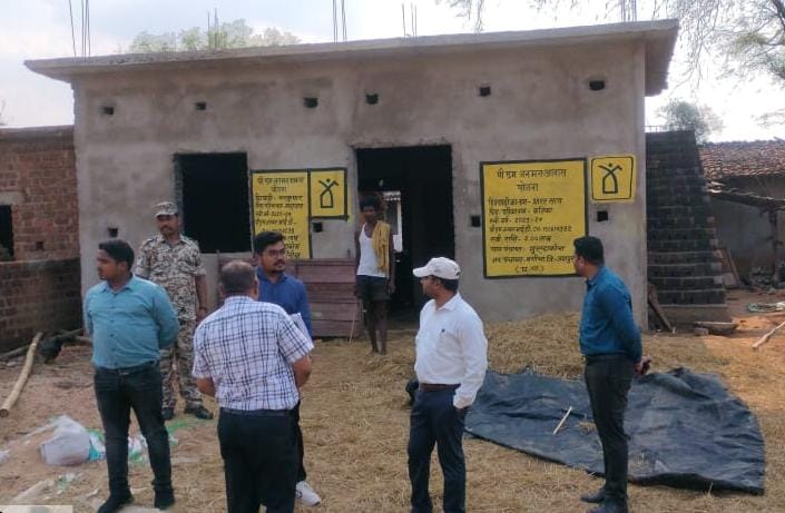 जशपुर जिले के ग्राम गुरूम्हकोना एवं बेतरा में पीएम जनमन के तहत आवास निर्माण का जिला पंचायत सीईओ ने किया निरीक्षण