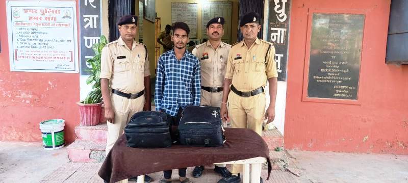 थाना बम्हनीडीह पुलिस/सायबर टीम पुलिस की संयुक्त कार्यवाही : अवैध मादक पदार्थ गांजा के साथ परिवहन करने वाले आरोपियों को पकड़ने में मिली सफलता, कार्यवाही कर भेजा गया न्यायिक रिमांड पर.
