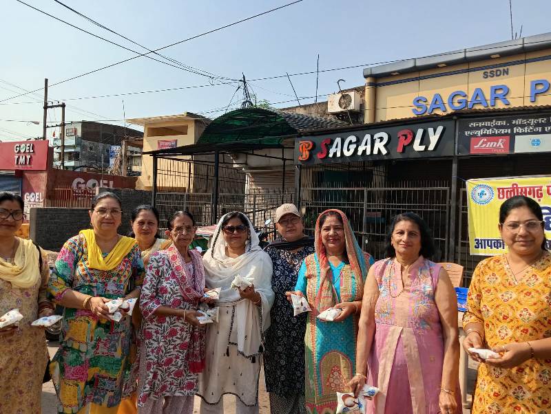 छत्तीसगढ़ पंजाबी सनातन महिला मंडल ने छाछ, सकोरा एवं पक्षियों के लिए दाना वितरित किया