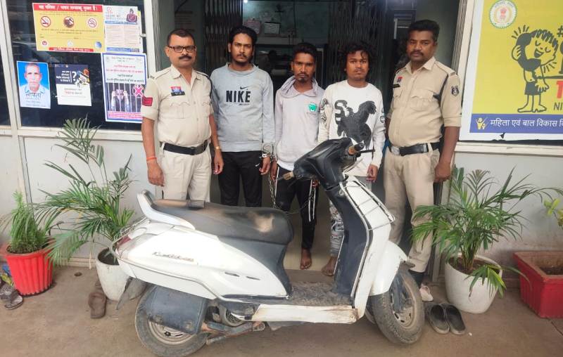 आंधी के बीच मोबाइल लूट का पर्दाफाश : सफेद एक्टिवा से फरार हुए तीन लुटेरे चढ़े पुरानी बस्ती पुलिस के हत्थे, मोबाइल और वाहन जब्त, भेजा गया न्यायिक अभिरक्षा में.