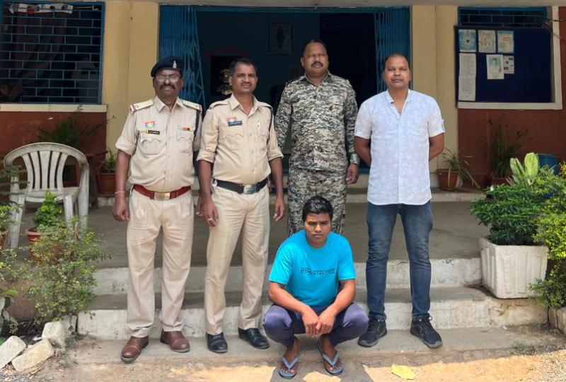 17 लाख की ठगी कर फरार चल रहे आरोपी को पुलिस ने किया गिरफ्तार, महिलाओं को लोन के नाम पर बनाया था शिकार, पत्थलगांव में छिपा बैठा था ठग