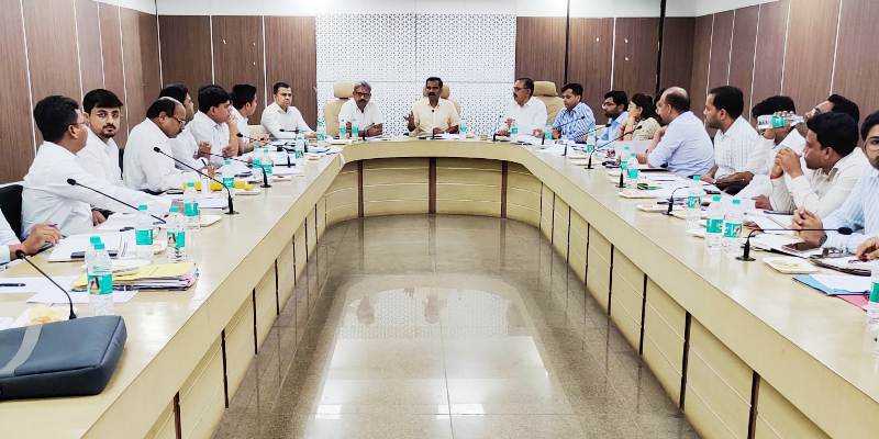 हाई सिक्योरिटी नम्बर प्लेट के संबंध में क्षेत्रीय परिवहन अधिकारियों एवं अनुबंधित कंपनियों की ली गई हाई लेवल बैठक