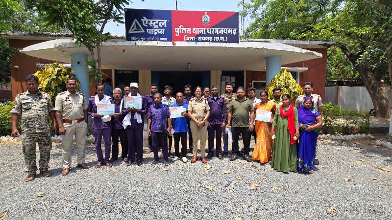 रायगढ़ पुलिस का अनूठा प्रयास : गांवों में अपराध नियंत्रण हेतु कोटवारों को मिली नई जिम्मेदारी, पुलिस ने किया कोटवारों, मेधावी छात्रों व स्वच्छता दीदियों का सम्मान, दिया जागरूकता का संदेश.