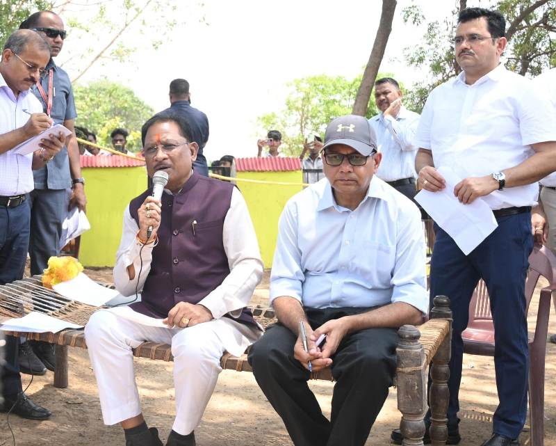 मुख्यमंत्री विष्णु देव साय सुशासन तिहार में अचानक पहुंचे सक्ती जिले के ग्राम करिगांव: पीपल के पेड़ के नीचे चौपाल लगाकर सुनी ग्रामीणों की समस्याए