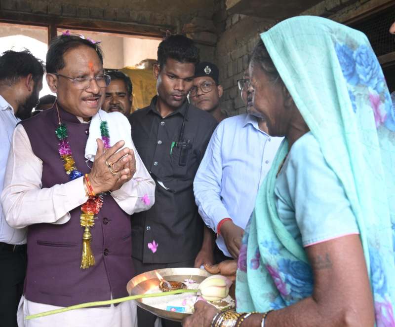 मुख्यमंत्री विष्णुदेव साय ने सक्ति जिले में योजनाओं के क्रियान्वयन की जमीनी हकीकत की जानकारी ली : प्रधानमंत्री आवास योजना के हितग्राही श्रीमती सोनाई बाई के घर पहुंचकर शासकीय योजनाओं के क्रियान्वयन का लिया जायजा
