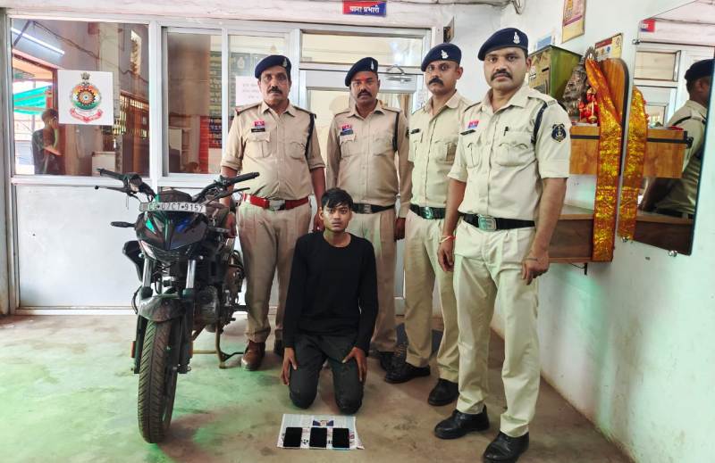पुलिस की बड़ी कार्रवाई : वैशाली नगर में मोबाइल झपटमार चढ़ा पुलिस के हत्थे, बाइक और तीन मोबाइल किए बरामद, फरार आरोपी की पता तलाश जारी.