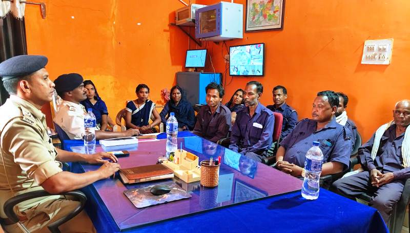 कोटवार सम्मेलन आयोजित : गांवों में शांति और सतर्कता बनाए रखने पर दिया गया जोर ग्राम सुरक्षा और अपराध रोकथाम पर हुई मणिपुर-धौरपुर थाने में महत्वपूर्ण चर्चा,