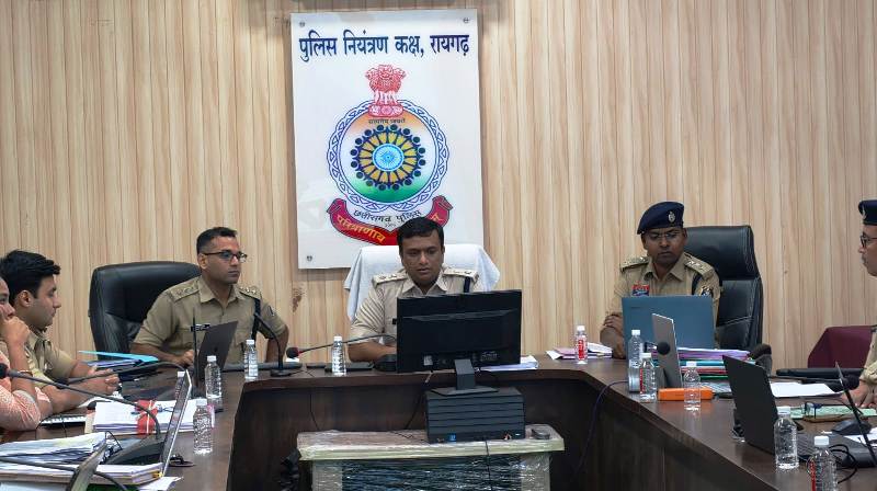 अपराध समीक्षा बैठक : रायगढ़ एसपी ने अपराधों की समीक्षा कर दिए कड़े आदेश, एसपी का बड़ा एक्शन, लापरवाहों को चेतावनी और कर्मठों को सम्मान.