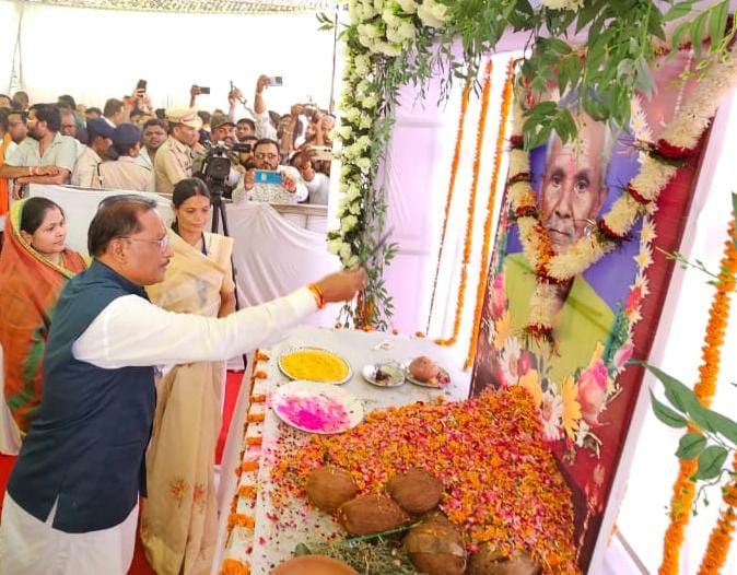 मुख्यमंत्री विष्णु देव साय ने स्व. श्री मोहन कुंभकार को दी श्रद्धांजलि, शोक संतप्त परिवार के प्रति संवेदना व्यक्त की