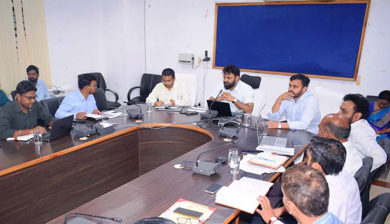 जशपुर में सुशासन तिहार की समीक्षा बैठक : कलेक्टर ने नागरिकों के राशनकार्ड, पानी बिजली, आय जाति, निवास के आवेदनों का निराकरण गंभीरता से त्वरित समाधान करने के निर्देश.
