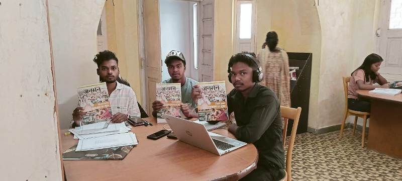 जशपुर : जिला ग्रंथालय में प्रतियोगी परीक्षा की तैयारी कर रहे छात्रों को जनमन पत्रिका का किया गया वितरण