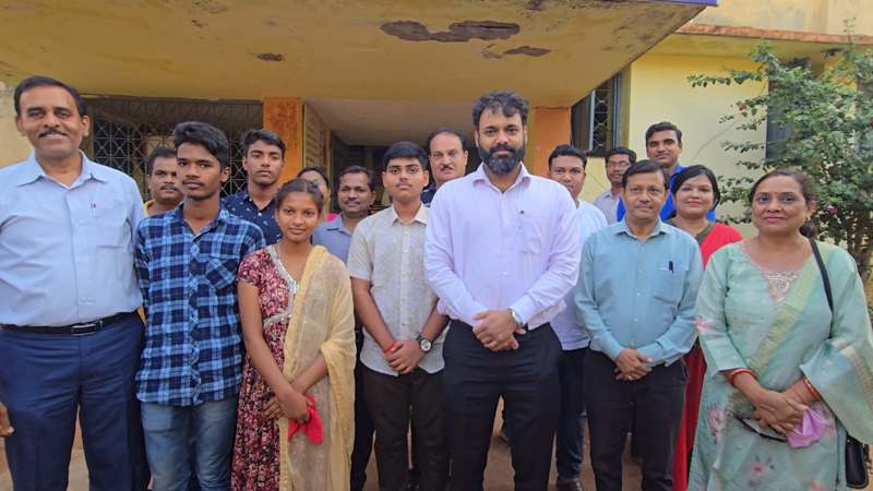 जशपुर : संकल्प का नमन खुटियाँ 99.17 प्रतिशत लाकर बना स्टेट टॉपर, संकल्प से 12 विद्यार्थी दसवीं बोर्ड परीक्षा प्रदेश टॉप-10 प्रावीण्य सूची में, जिले से 14 दसवीं से और एक बारहवीं से टॉप टेन में, कलेक्टर ने बच्चों को मिठाई खिलाकर दी अपनी शुभकामनाएं, लगातार तीसरे वर्ष कक्षा 10वीं में प्रदेश टॉपर जशपुर से