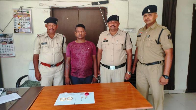 एण्टी क्राईम एण्ड साईबर यूनिट तथा थाना आमानाका पुलिस संयुक्त टीम की कार्यवाही : रायपुर में महिला से लाखों की लूट करने वाला आरोपी ज्वाला बैरागी गिरफ्तार, एक्टिवा पर बैठाकर महिला से की थी लूट, आरोपी के पास से सोना और कैश बरामद.