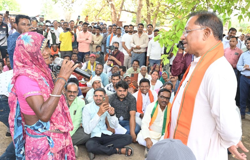माथमौर में महुआ पेड़ की छांव तले लगी सीएम विष्णु देव साय की चौपाल : कहा – नवविवाहिताओं को भी जल्द मिलेगा महतारी वंदन योजना का लाभ