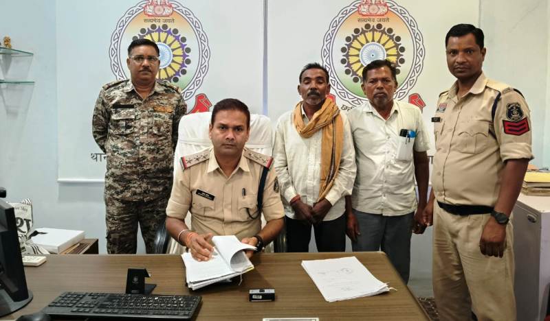 महेन्द्र कर्मा बीमा योजना : बीमा लाभ के लिए आधार कार्ड में जन्मतिथि बदली, रायगढ़ पुलिस ने फर्जीवाड़े का किया खुलासा, रायगढ़ में ₹2 लाख की ठगी, खरसिया वनोपज समिति प्रबंधक व मृतका का बेटा गिरफ्तार