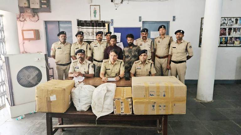 नशीली दवा खपाने वाले गिरोह का भण्डाफोड़ 02 आरोपियों को किया गिरफ्तार, कब्जे से भारी मात्रा में 4,08,362/रू कुल कीमत की नशीली दवा बरामद