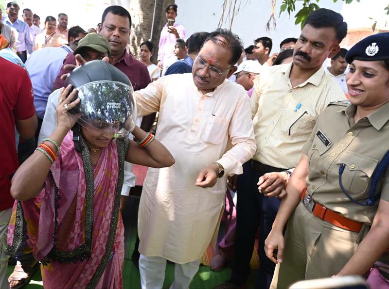 मुख्यमंत्री विष्णु देव साय ने चौपाल में अपने हाथों से दो युवाओं को पहनाया हेलमेट : कहा – ‘जान है कीमती, हेलमेट जरूर लगाएं’