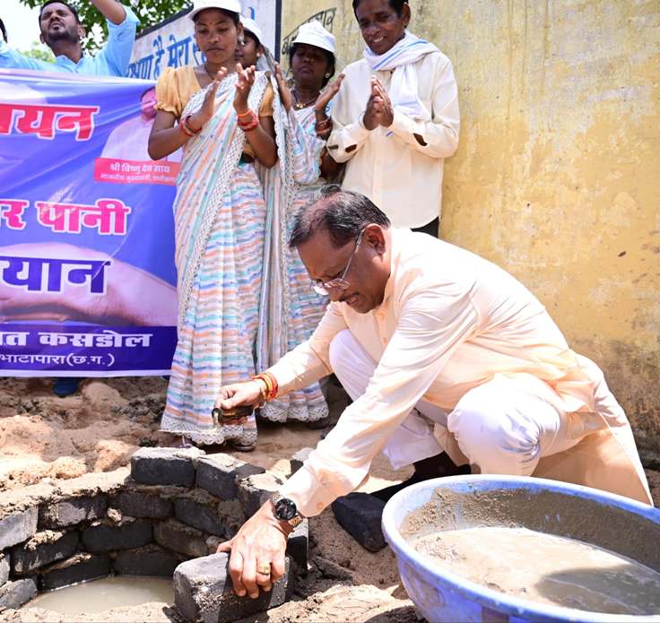 मुख्यमंत्री श्री साय ने राजमिस्त्री बनकर सोखता गड्ढे के लिए की ईंट जोड़ाई:पानी बचाने के लिए जल संचयन वाहिनी के कार्यों की सराहना
