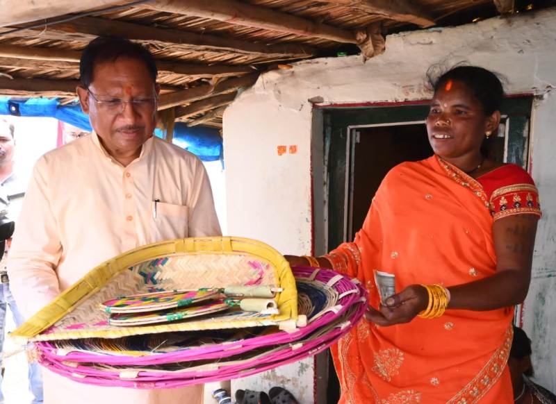 मुख्यमंत्री विष्णु देव साय ने कमार बस्ती में बांस शिल्प को सराहा: परिवार में शादी के लिए स्वयं खरीदे पर्रा, धुकना और सुपा