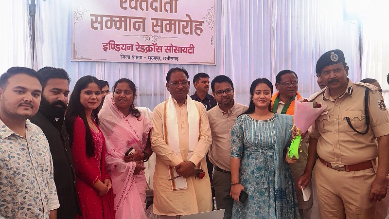 मुख्यमंत्री के द्वारा रक्तदान करने वाले पुलिस अधिकारी व नागरिकों को प्रशस्ति-पत्र देकर किया गया सम्मानित.