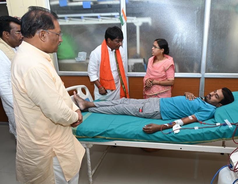 मुख्यमंत्री विष्णुदेव साय ने जिला अस्पताल का किया औचक निरीक्षण: मरीजों से की आत्मीय बातचीत