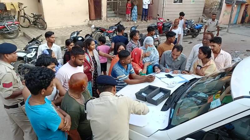 भिलाई में पश्चिम बंगाल, बिहार, झारखंड से आए किराएदारों की पुलिस जांच शुरू : चौंकाने वाला खुलासा, शहर में छिपे अवैध अप्रवासी, दुर्ग पुलिस ने 154 लोगों के लिए तैयार किया पहचान डाटाबेस.